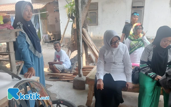 Thumbnail Berita - Bertemu Perajin Kandang Ayam, Cabup Jombang Mundjidah Sosialisasi Program Bantuan Perbankan