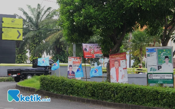 Thumbnail Berita - Banyak Pengaduan, Bawaslu Sidoarjo Siap Sikat Poster dan Baliho Caleg yang Langgar Aturan