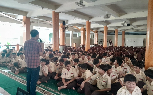 Thumbnail Berita - Asah Berpikir Kritis, 926 Siswa SMA Al-Islam Krian Ikut Pelatihan Jurnalistik