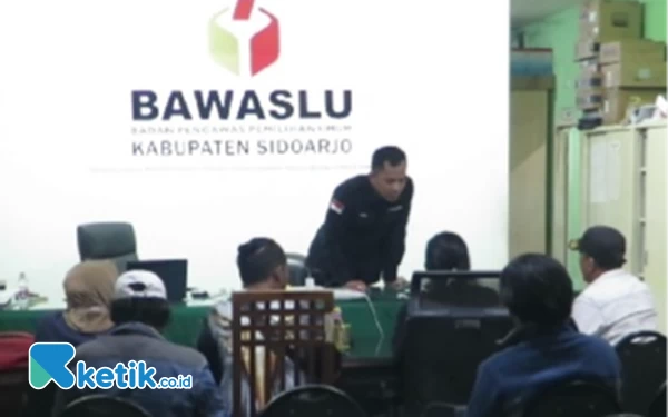 Thumbnail Respons Video Viral, Bawaslu Sidoarjo dan FKKD Sidoarjo Tegaskan Lagi Kades Harus Netral dalam Pemilu