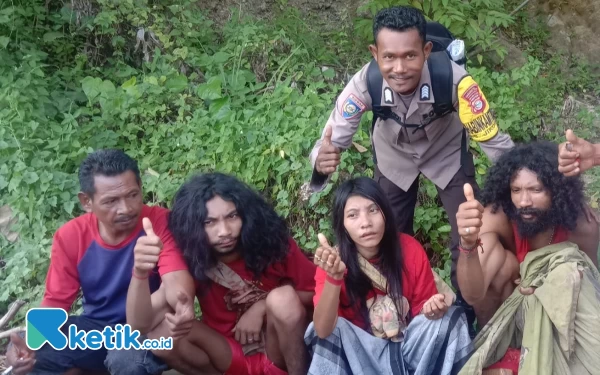 Thumbnail Bhabinkamtibmas Blusukan Sambangi Suku Tagutil di Ujung Hutan Halmahera Timur