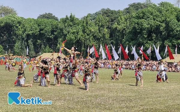 Kwarda Jatim Jadi 'Bintang' di Upacara HUT ke-63 Pramuka, Tampilkan 500 Tarian Kolosal, Wapres RI Kagum!