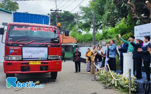 Gus Muhdlor dan Dirjen Kemendag Berangkatkan Ekspor Perdana Kosmetika Perusahaan Sidoarjo ke Malaysia