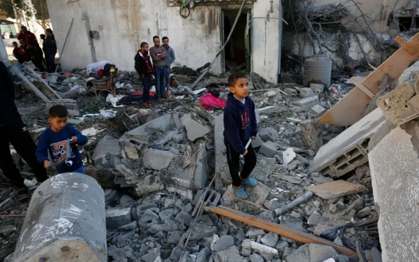 Thumbnail Anak-anak Palestina di antara reruntuhan gedung di Kamp Pengungsian Nuseirat, Gaza (4/12/2023). (Foto: Ashraf Amra/Anadolu/Aljazeera.com)