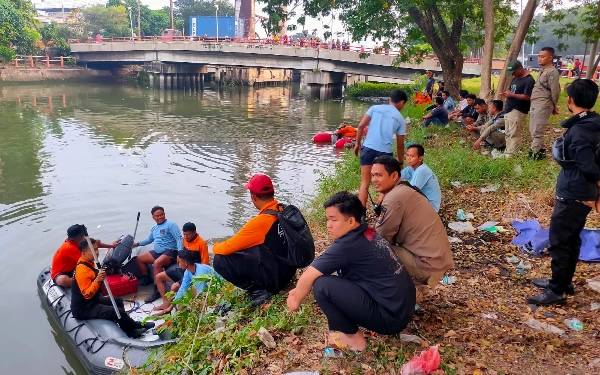 Thumbnail Tawuran Dua Kelompok Pemuda Bersajam, 2 Korban Meninggal Terjun ke Kalimas