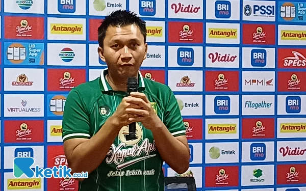 Thumbnail Berita - Imbang Lawan Barito, CEO Persebaya Langsung Hubungi Ketum PSSI untuk Evaluasi Wasit