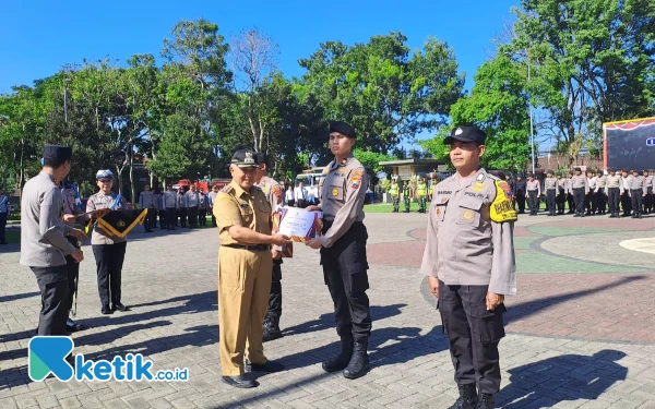 Thumbnail Berita - Berdedikasi Tinggi, 45 Personel Polres Malang Raih Penghargaan dari Bupati Malang