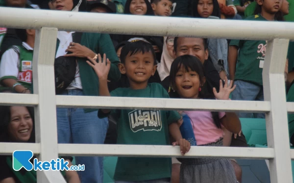 Thumbnail Ubah Stigma Horor Stadion, Persebaya Sediakan Tribun Khusus Keluarga