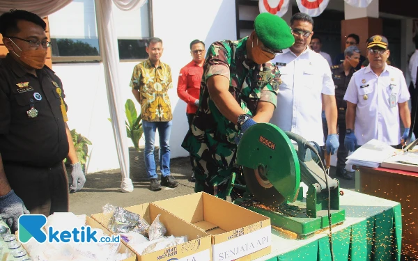 Thumbnail Kejaksaan Negeri Sidoarjo Musnahkan Ribuan Barang Bukti Kejahatan, Ada Pistol dan Lain-Lain