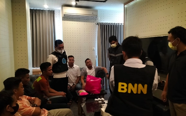 Thumbnail Gelar Pesta Narkoba di Hotel, BNNK Surabaya dan Satpol PP Amankan 10 Orang Positif Narkoba