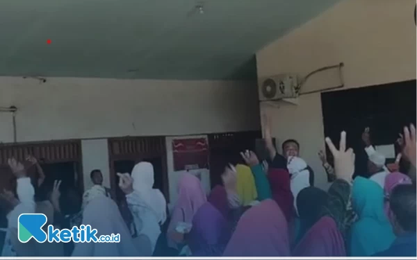 Thumbnail Viral Video Diduga Kampanye Tanpa Izin di Balai Desa, Bawaslu Sidoarjo Akan Panggil TKD Prabowo-Gibran