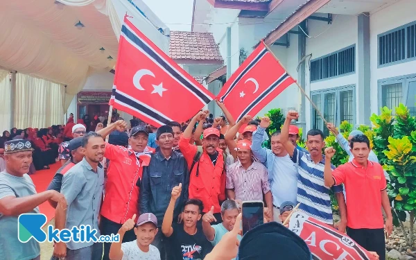 Thumbnail Jufri-Fakhruddin Daftar ke KIP Abdya Aceh, Massa Kibarkan Bendera Bulan Bintang