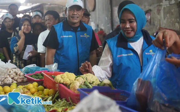 Thumbnail Berita - Calon Bupati Sidoarjo Subandi dan Cawabup Mimik Idayana Blusukan, Disambut Pedagang Pasar Larangan