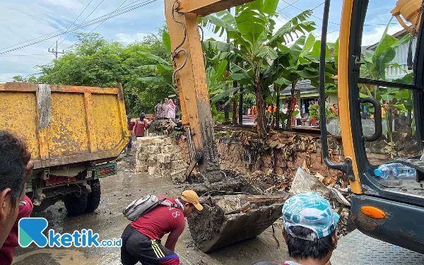 Thumbnail Hujan Deras Sejam, Sejumlah Jalan di Surabaya Tenggelam