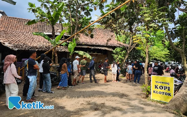 Thumbnail Ratusan orang rela antri untuk masuk ke Warung Kopi Klotok Kaliurang Jogja hanya sekedar untuk pesan makan dan minum menu ndeso