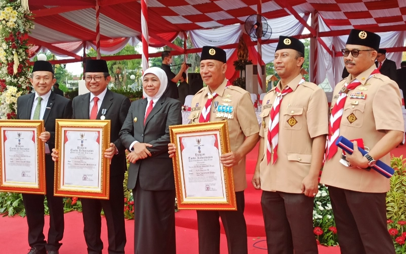 Hari Pahlawan, Arum Sabil Terima Penghargaan Jer Basuki Mawa Beya 