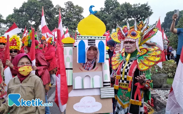 Peserta dengan Dresscode Unik Meriahkan Jalan Sehat Bareng Gubernur Jatim