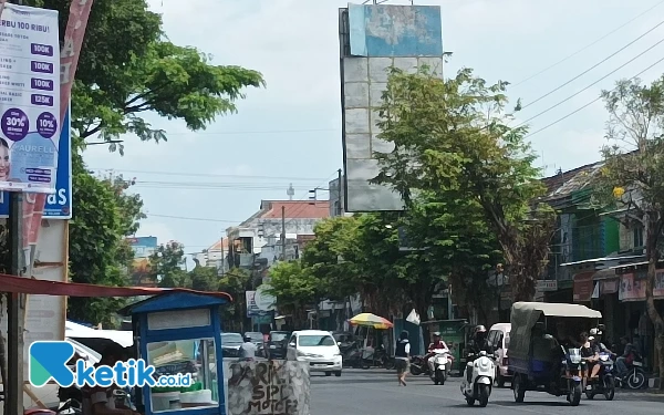 Thumbnail Berbahaya! Papan Reklame Rusak di Depan Pasar Kepanjen Kabupaten Malang Dibiarkan