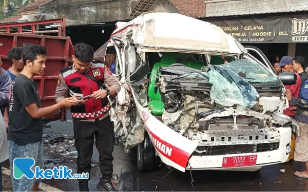 Thumbnail Diduga Mengantuk, Sopir Ambulans RSUD Kanjuruhan Tabrak Truk Oksigen