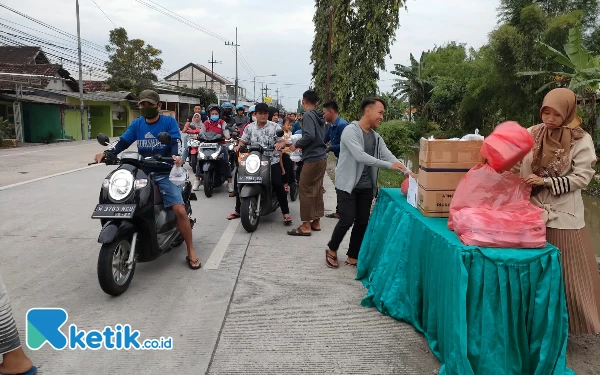 Ajarkan Siswa Berbagi, SMK Trisakti Bagi-Bagi Takjil