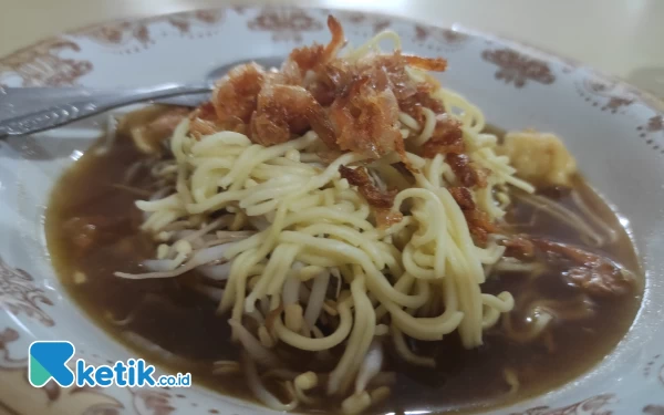 Thumbnail Tanpa Gunakan Petis, Lontong Mie  Baba Hoi Jadi Idola Warga Surabaya