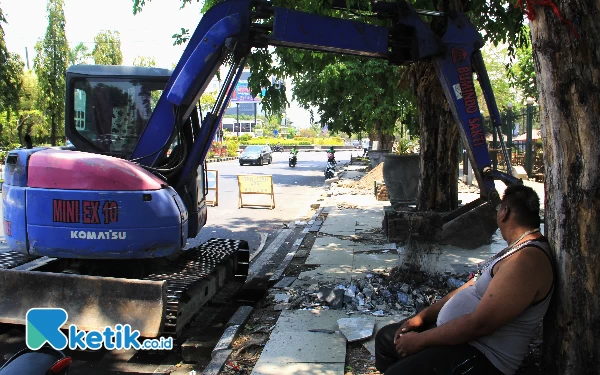 Thumbnail Berita - Gus Muhdlor Nyamankan Pedestrian di Sidoarjo, Trotoar Paving Diganti dengan Lantai Granit dan Dipasangi Lampu Hias