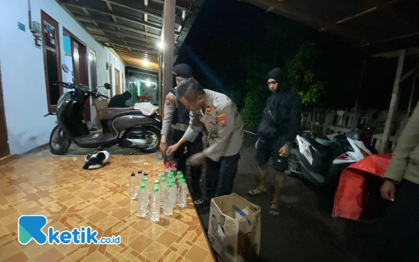 Thumbnail Jual Arak di Bulan Ramadan, Rumah Warga Digrebek Polisi