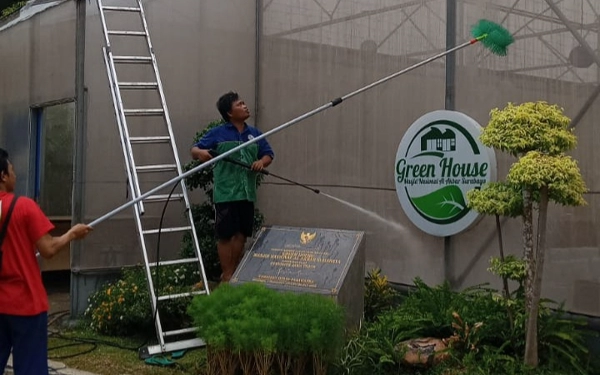 Thumbnail Berita - Agar Panen Sukses, BPP Masjid Al-Akbar Surabaya Lakukan Sterilisasi Green House