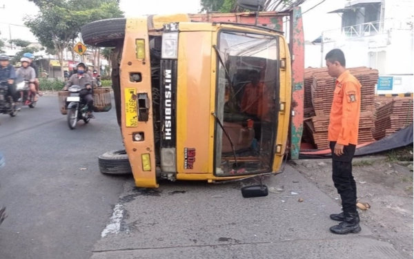 Thumbnail Hindari Sepeda Motor, Truk Muat Kayu Terguling di Raya Sememi