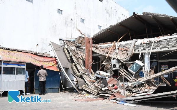 Thumbnail Berita - Indomaret di Bantur Kabupaten Malang Ambruk, 2 Orang Terluka