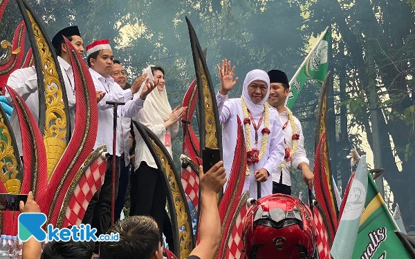 [Berita Foto] Ribuan Relawan Khofifah-Emil Tumplek di Jalan Menuju KPU Jatim