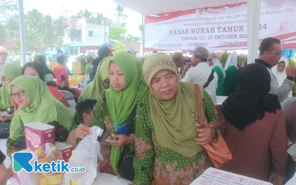 Thumbnail Berita - Ibu-Ibu Muslimat Serbu Pasar Murah Disperindag Kabupaten Malang, Sembako Ludes Terjual