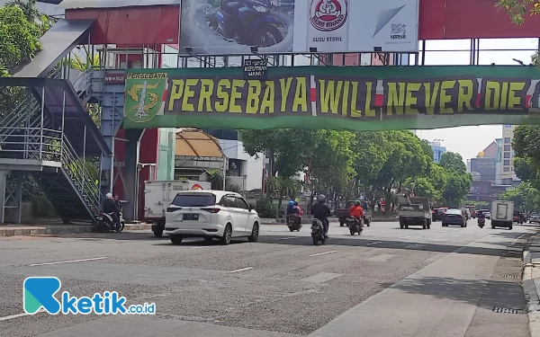 Thumbnail Hari Jadi Persebaya ke-96 Tahun, Spanduk Bonek Terpasang di Sudut-Sudut Kota Surabaya