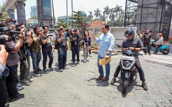 Thumbnail Anies Baswedan Naik Motor ke Kantor Baintelkam untuk Urus SKCK