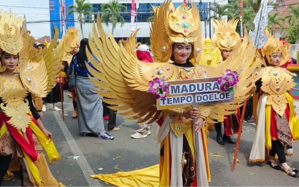 Thumbnail Berita - Usung Dua Tema, SMAN 4 Bangkalan Tampil Memukau di Karnaval 17 Agustusan