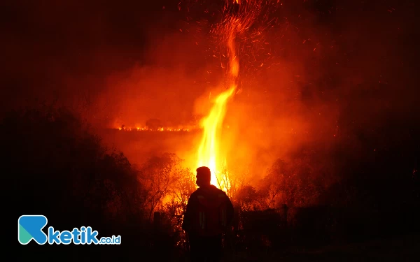 Thumbnail Petugas Tol Indralaya-Palembang mengamati kebakaran lahan di Desa Sukarami, Pemulutan, Kabupaten Ogan Ilir, Sumsel. (Foto: Wahyu R/Ketik.co.id)