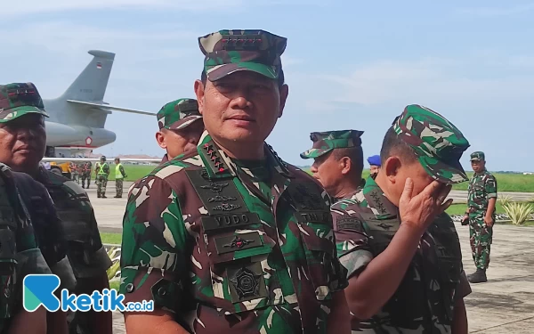 Thumbnail KST Manfaatkan  Masyarakat  dan Anak-anak Serbu TNI