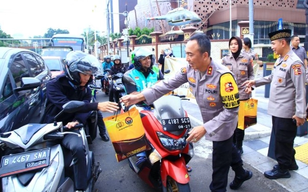 Thumbnail Berita - Momen Langka! 4 Jenderal Polisi Turun Jalan Bagikan Takjil ke Pengendara Motor