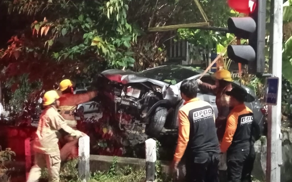 Ngebut, Mobil Tabrak Motor hingga Masuk Sungai di Surabaya