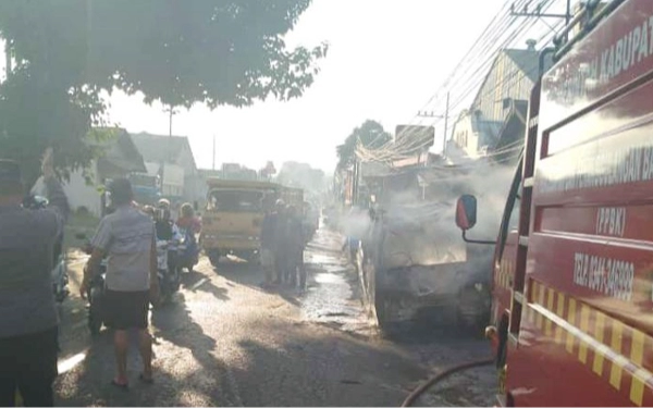 Mobil Daihatsu Zebra Terbakar di Kabupaten Malang, Dua Orang Luka Serius