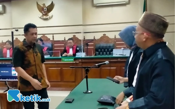 Thumbnail Berita - Sidang Tipikor Pemotongan Insentif BPPD Sidoarjo, Ari Suryono Dituntut 7,5 Tahun Penjara dan Ganti Uang Rp 7 M