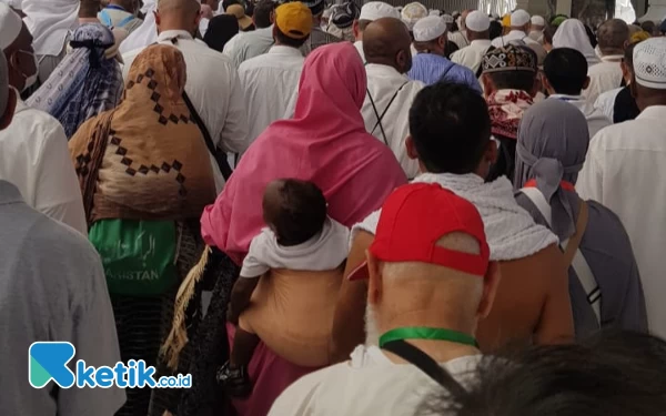 Thumbnail Kegigihan seorang ibu menggendong anaknya di kerumunan jemaah salat Jumat di Masjidil Haram (7/6/2024). (Foto: Muhsin Budiono/Ketik.co.id)