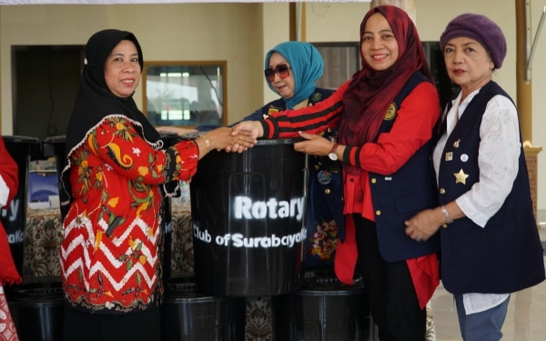 Thumbnail Rotary Club Surabaya Kaliasin Berikan Bantuan Masyarakat Pesisir