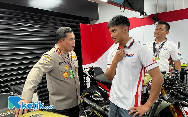 Kunjungi Paddock Mario, Komjen Fadil Imran Kaget Lihat Moto2 HTA Tunggangan Mario Aji Musim Depan