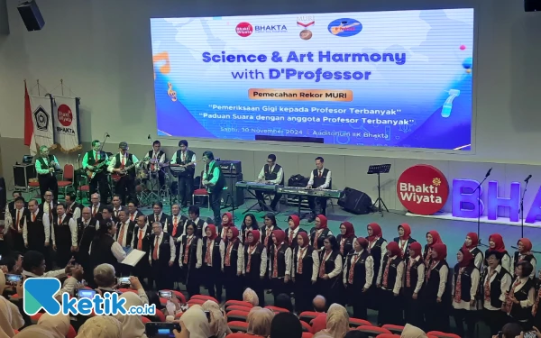 Thumbnail Berita - Pemeriksaan Gigi dan Paduan Suara Profesor Terbanyak di IIK Bhakti Wiyata Kediri Sabet Rekor Muri