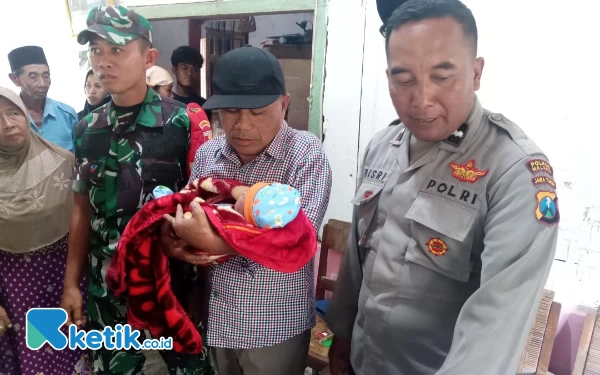 Thumbnail Bayi Baru Lahir Ditemukan Warga di TPQ Sumawe Kabupaten Malang