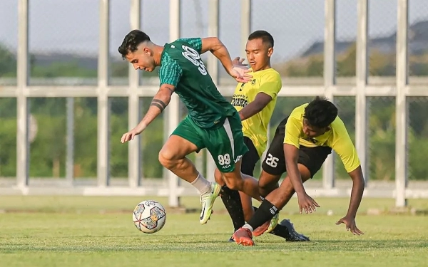 Thumbnail Berita - Gelar Uji Coba Lawan Bali United, Persebaya Pantau Pemain yang Cocok Skema Permainan