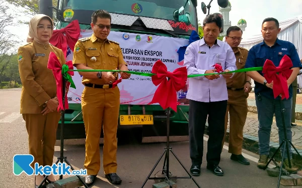 Bupati Bandung Lepas Ekspor 11,6 Ton Pakan Ikan Hias ke Jepang